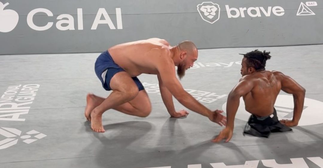 ‘Colecionador de pés’, brasileiro do UFC vence atleta sem pernas e desafia irmão