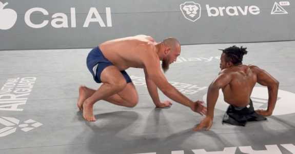 Valter Walker e Zion Clark lutando no Karate Combat