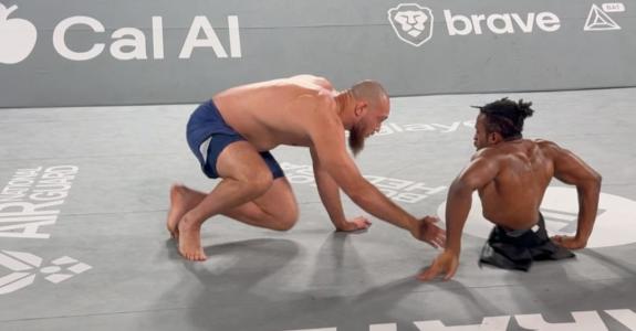 Valter Walker e Zion Clark lutando no Karate Combat