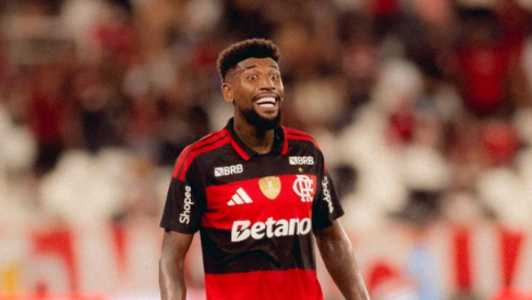 Emerson Royal em ação pelo Flamengo contra o Botafogo neste domingo (15)