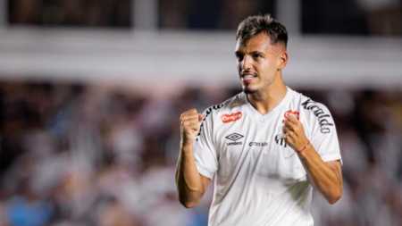 Gabriel Menino marcou um golaço na goleada do Santos por 6 a 0 sobre o Velo Clube