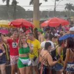 Carnaval em BH: chuva refresca foliões do bloco 'Axé das Antigas', na Pampulha