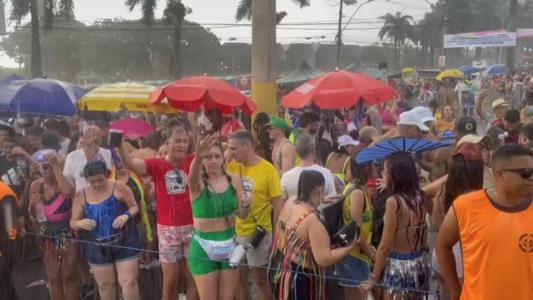 Bloco 'Axé das Antigas' se apresentou sob pancada de chuva ao entorno do Mineirão nesta terça-feira (17)