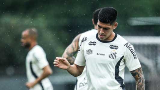 Adonis Frías, zagueiro do Santos, retornou aos treinamentos e está disponível para a sequência da temporada