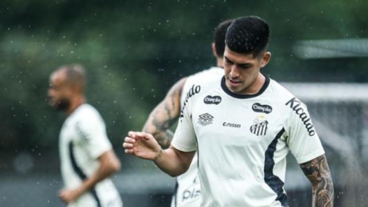 Adonis Frías, zagueiro do Santos, retornou aos treinamentos e está disponível para a sequência da temporada