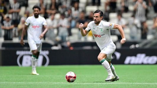 William Bigode em ação pelo América na partida contra o Atlético
