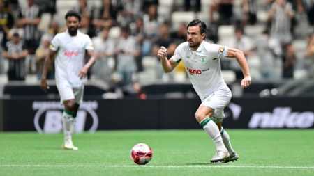 William Bigode em ação pelo América na partida contra o Atlético