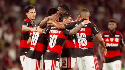 Jogadores do Flamengo celebram gol de Arrascaeta na vitória contra o Madureira