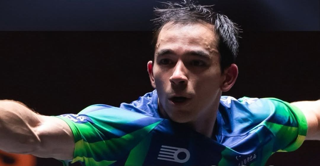 Hugo Calderano estreia com vitória na simples e nas duplas no Singapore Smash