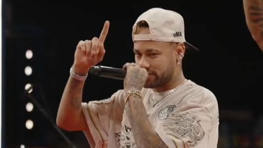 Neymar, atacante do Santos, durante show de pagode no Rio de Janeiro