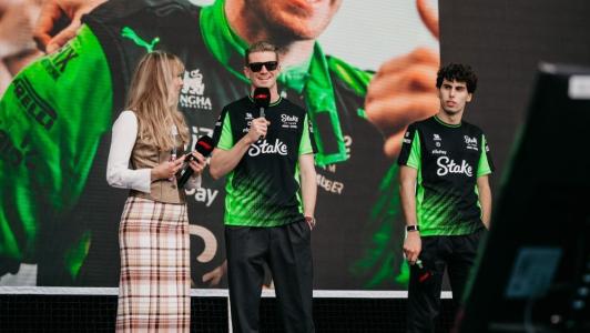 Nico Hulkenberg (ao centro) e o brasileiro Gabriel Bortoleto (à dir.) ambos da Sauber durante fanzone do GP dos Estados Unidos