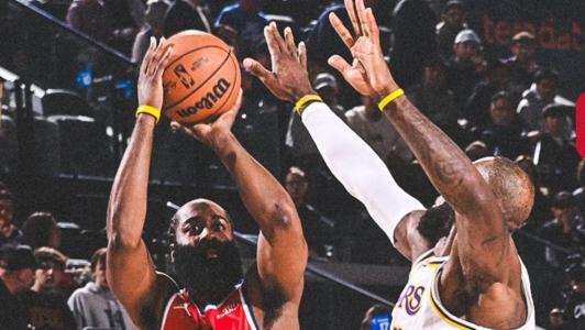James Harden (de vermelho) e LeBron James (de Branco) em ação no jogo entre Lakers e Clippers