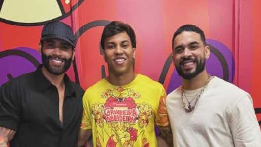Kaio Jorge (centro), atacante do Cruzeiro, ao lado dos cantores Gusttavo Lima (à esq.) e Henry Freitas (à dir.)