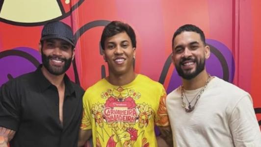 Kaio Jorge (centro), atacante do Cruzeiro, ao lado dos cantores Gusttavo Lima (à esq.) e Henry Freitas (à dir.)