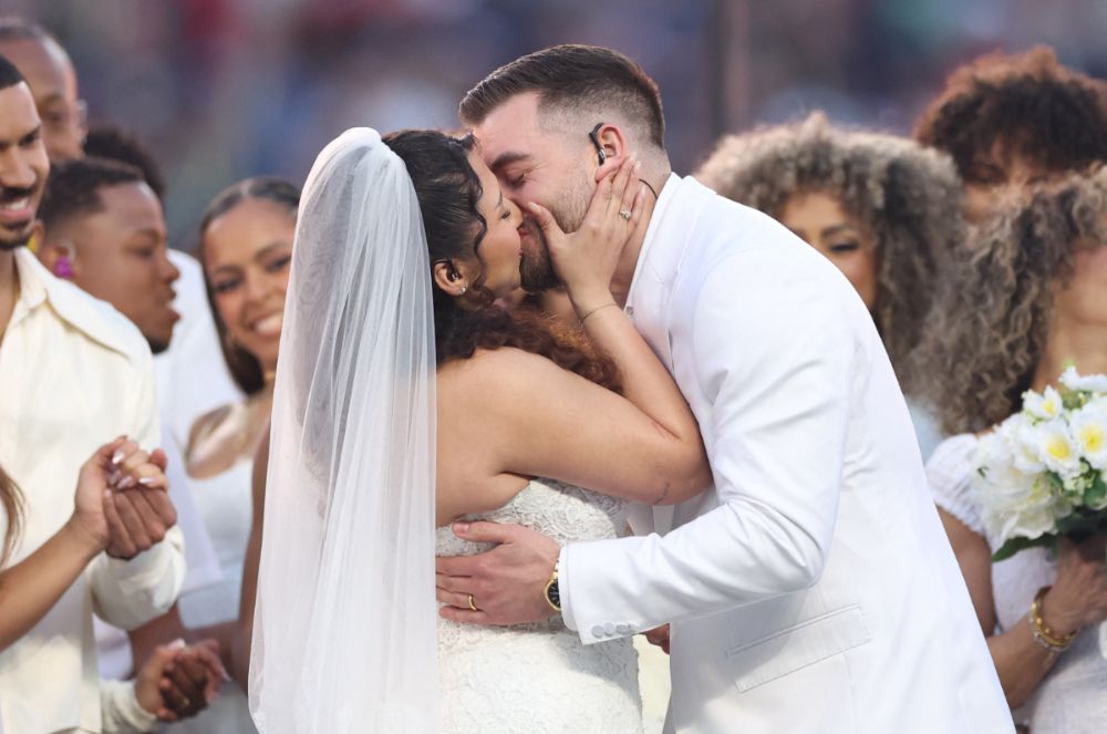 Entenda história do casamento celebrado durante show Bad Bunny no Super Bowl