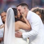 Entenda história do casamento celebrado durante show Bad Bunny no Super Bowl
