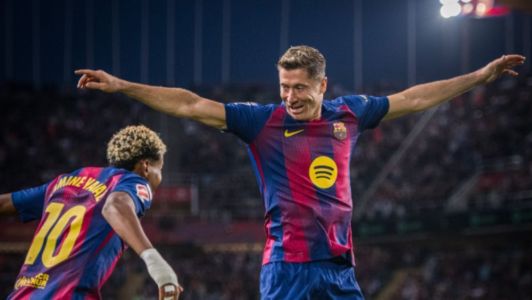 Lewadowski e Yamal celebram gol do atacante neste domingo (28)