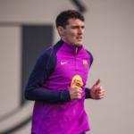 Zagueiro do Barcelona sofre grave lesão no joelho e se torna preocupação para Flick
