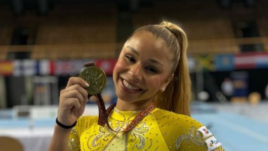Flávia Saraiva posa com a sua medalha de ouro conquistada neste domingo (28), na Copa do Mundo de Ginástica, na Hungria