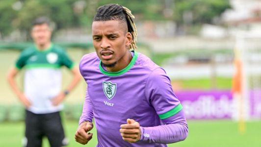 Lateral Dalbert em treino do América