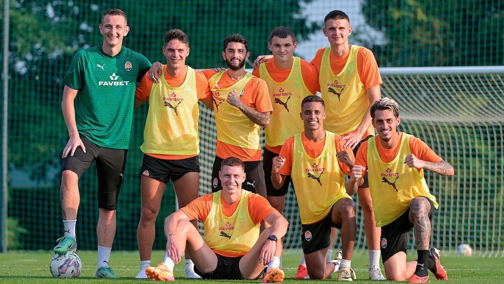 Após deixar Atlético, jogador volta a clube europeu e inicia treinos