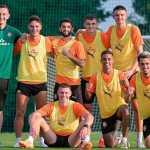 Após deixar Atlético, jogador volta a clube europeu e inicia treinos