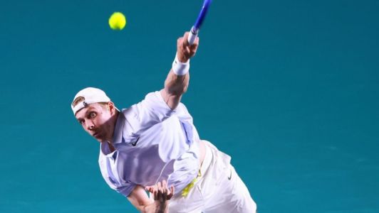 Tenista Denis Shapovalov em ação em Circuito ATP