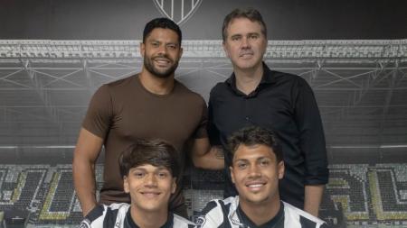 Thiago (à esq.) e Ian (à dir.) em assinatura de contrato com o Atlético