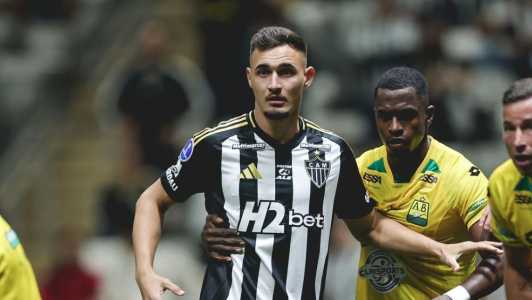 João Marcelo em ação pelo Atlético contra o Bucaramanga, pela Sul-Americana