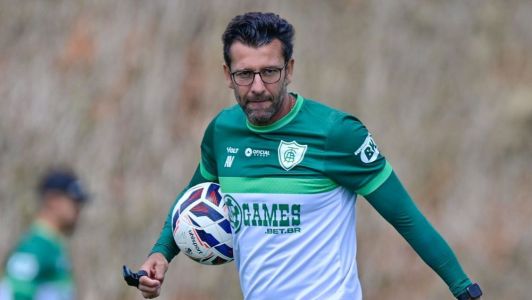 Alberto Valentim, técnico do América, durante treino da equipe nesta sexta-feira (3)