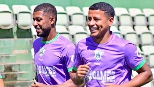 Emerson Santos (à esquerda) e Maguinho (à direita) durante treinamento do América