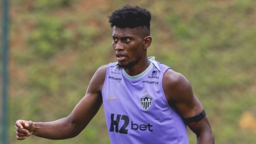 Mateo Cassierra em ação durante treino do Atlético na Cidade do Galo