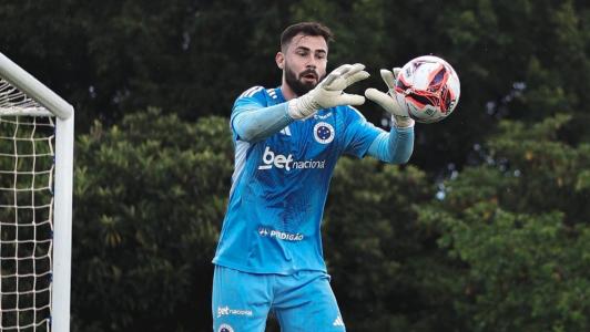 Matheus Cunha, goleiro do Cruzeiro, durante treinamento na Toca da Raposa II