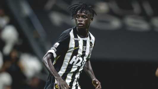 Mamady Cissé, meia do Atlético, em ação contra o Athletic