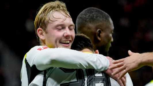 Jogadores do Dortmund celebram gol sobre o Leverkusen, pelo Alemão