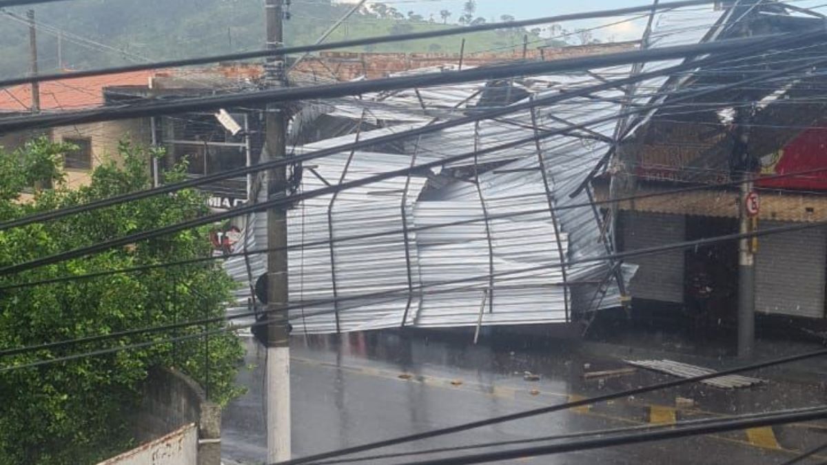 Chuva forte derruba telhado, árvores e deixa casas sem energia em Santa Luzia