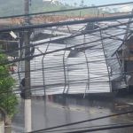 Chuva forte derruba telhado, árvores e deixa casas sem energia em Santa Luzia