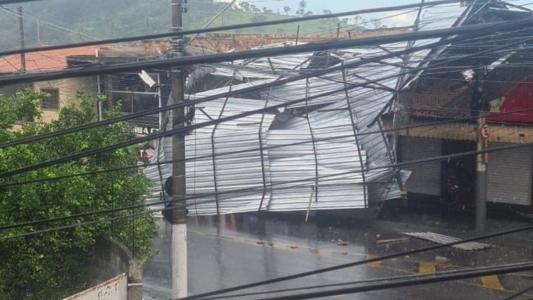 Fortes chuvas causam série de estragos em Santa Luzia, na Grande BH