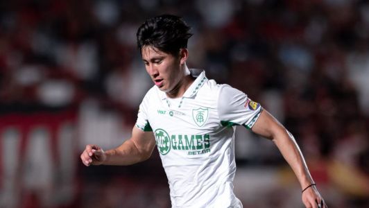 Miguelito, meia do América, em ação contra o Atlético-GO