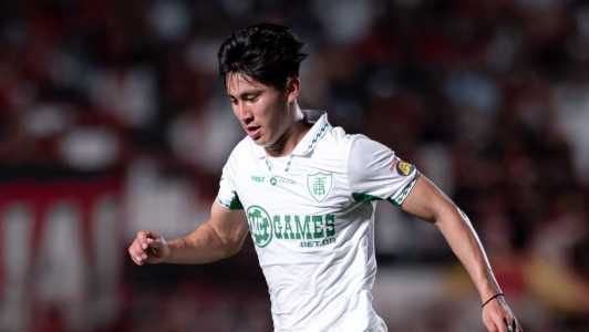 Miguelito, meia do América, em ação contra o Atlético-GO