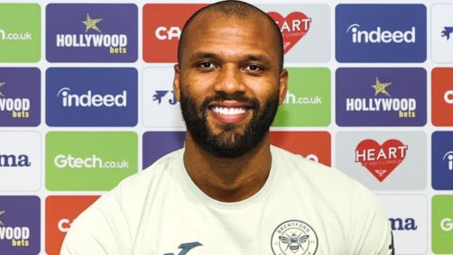 Igor Thiago assinando renovação de contrato com o Brentford