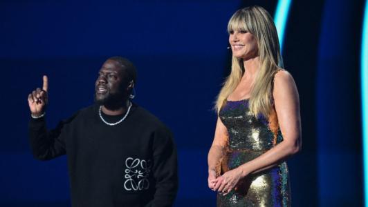 Kevin Hart e Heidi Klum durante o sorteio da Copa do Mundo de 2026
