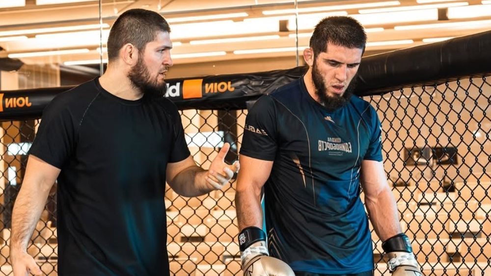 Khabib aconselha pupilo a se aposentar no auge no UFC: 'Se não parar, alguém te para'