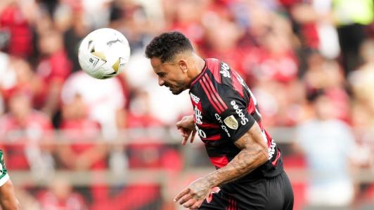 Danilo cabeceia e marca gol do título do Flamengo na final da Libertadores