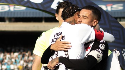 Neymar e Coutinho se abraçam antes de jogo entre Santos e Vasco, pelo Brasileirão