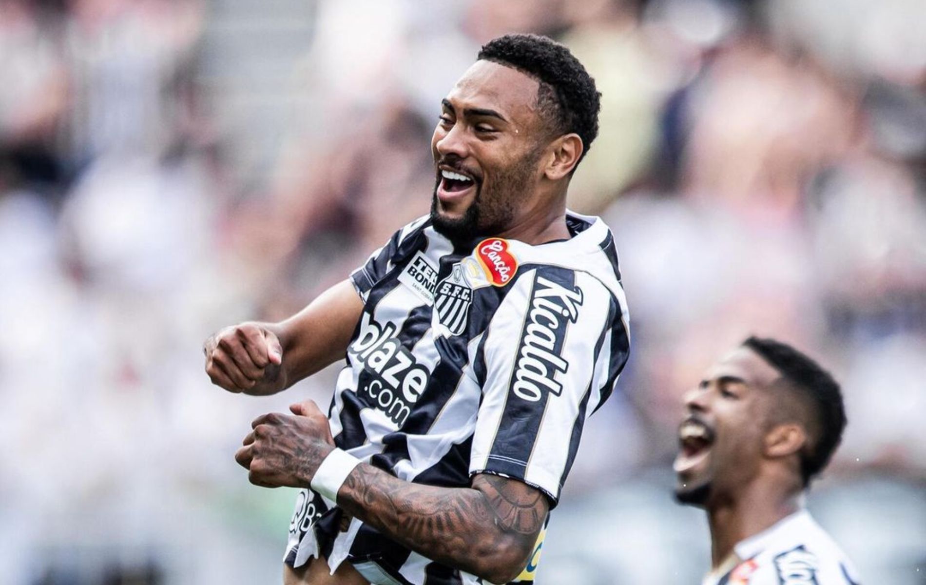 Santos vence Brusque, assume liderança da Série B e dá sobrevida a Carille
