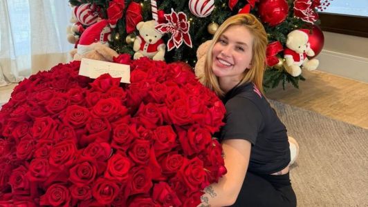 Virginia recebe buquê de rosas de Vini Jr.