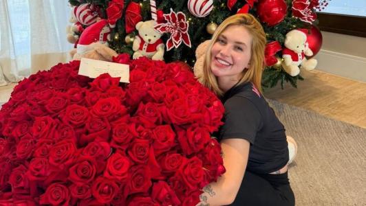 Virginia recebe buquê de rosas de Vini Jr.