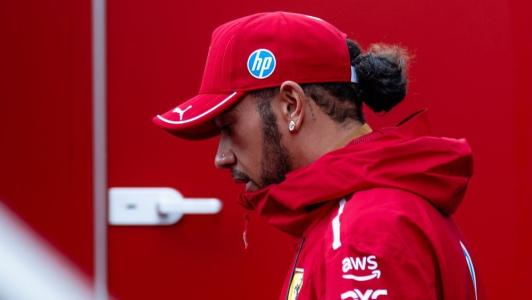 Desapontado, Hamilton é direto ao desempenho da Ferrari após atualização na suspensão