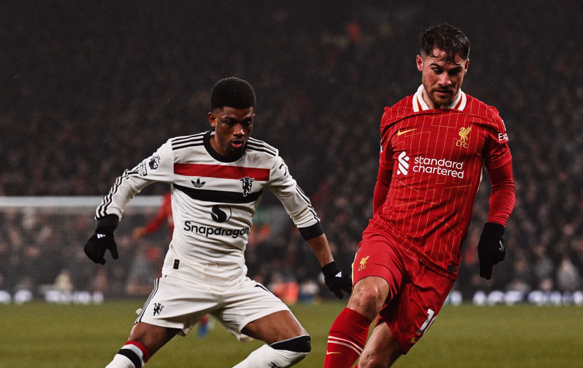 Liverpool e Manchester United empatam em clássico movimentado pela Premier League